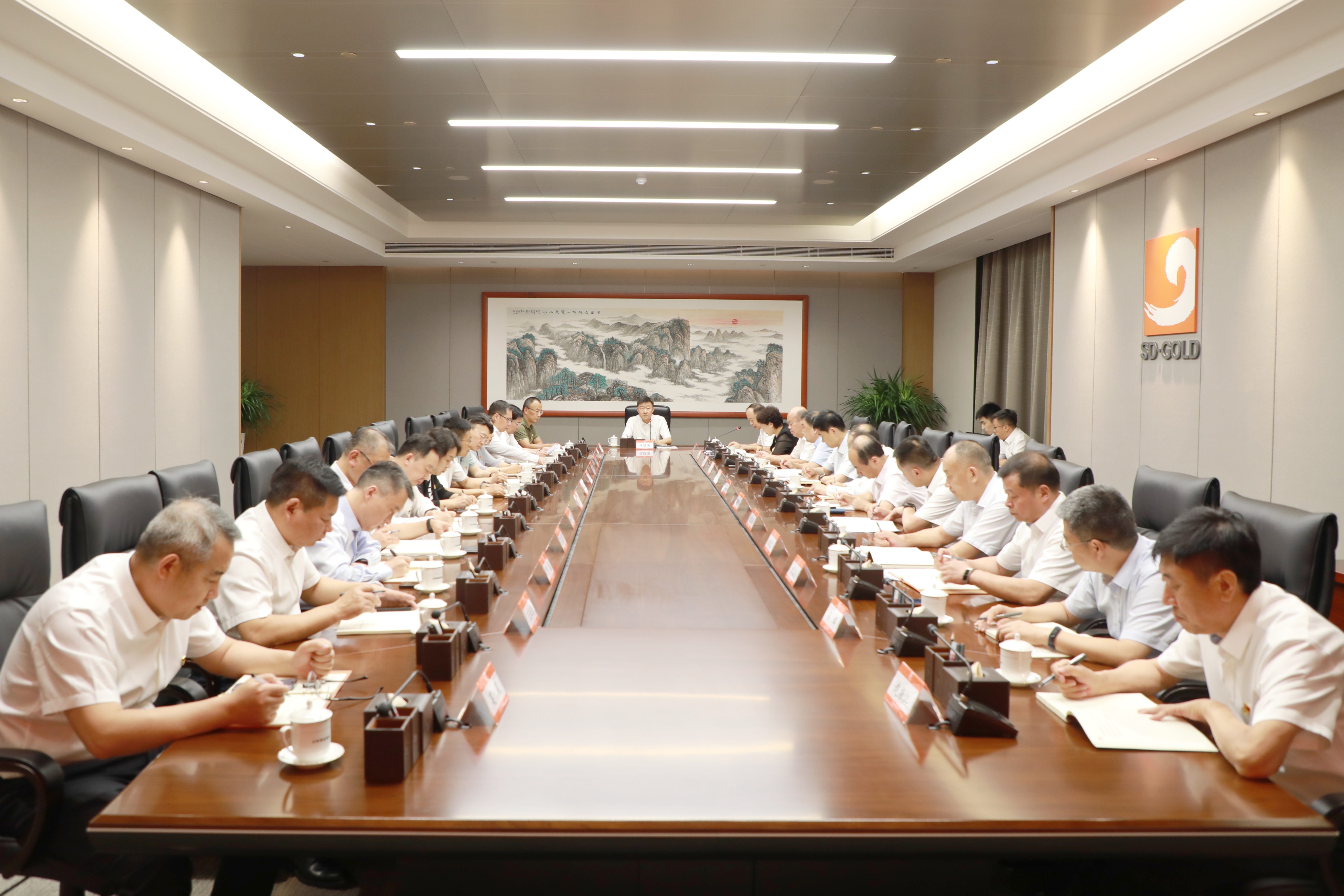 集團(tuán)黨委理論學(xué)習(xí)中心組進(jìn)行集體學(xué)習(xí)