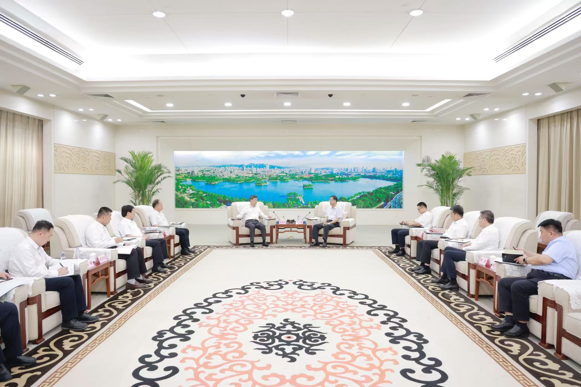 張曉海拜會(huì)濟(jì)南市委書(shū)記劉強(qiáng)